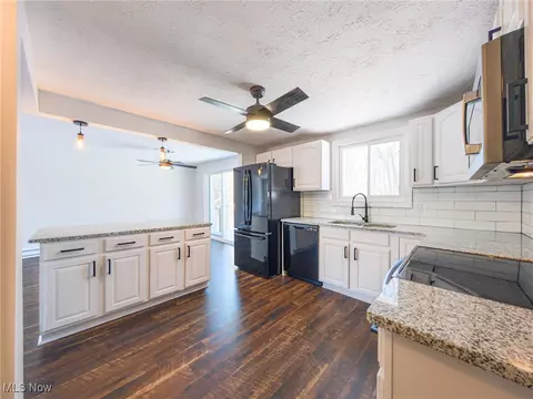 Kitchen - 261 E Mohawk Dr, Malvern, OH 44644 photo 2 of 4