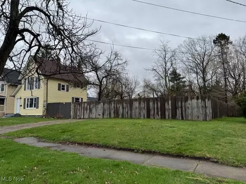 5314 Stark Ave, Ashtabula, OH 44004 photo 2