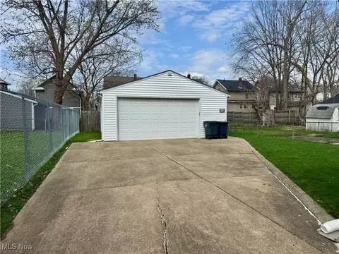 163 E Mapledale Ave, Akron, OH 44301 photo 2