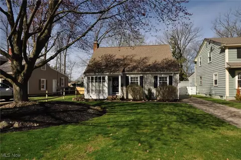 596 Lake Forest Dr, Bay Village, OH 44140