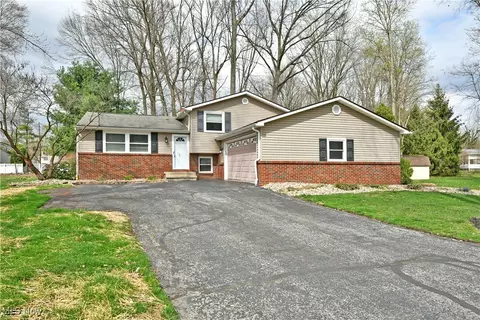 1495 Castillion Dr NE, Warren, OH 44484