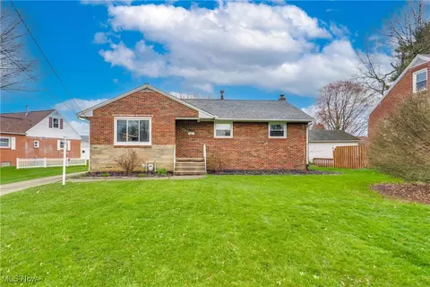 928 Parkview Dr, Louisville, OH 44641