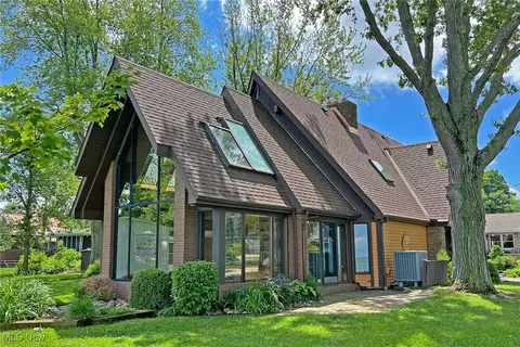 208 Johanna Ln, Kelleys Island, OH 43438