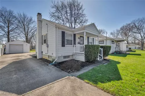 127 Dilworth St, Elyria, OH 44035 photo 4