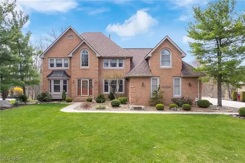 2594 Canyon Creek Dr, Hinckley, OH 44233