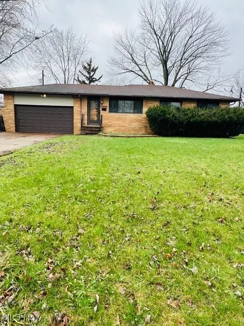 5692 Meadow Ln, Bedford Heights, OH 44146