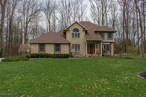 2001 Fairway Dr, Uniontown, OH 44685