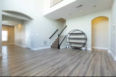 Living - 314 Lakewick Ln, Willowick, OH 44095 photo 6 of 7