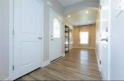 Entry Way - 314 Lakewick Ln, Willowick, OH 44095 photo 1 of 6
