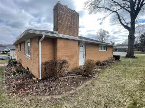 Exterior - 5977 Heather St NW, Canton, OH 44708 photo 2 of 4