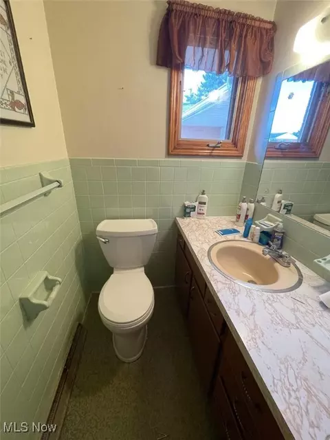 Bath - 5977 Heather St NW, Canton, OH 44708 photo 2 of 3