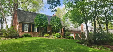 880 Blueberry Hill Dr, Canfield, OH 44406