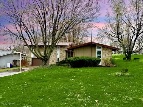 105 Cherry Valley Dr, Amherst, OH 44001