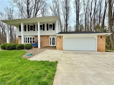 10 Ashwood Dr, Vienna, WV 26105