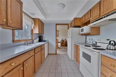 Kitchen - 159 Mayflower Dr, Boardman, OH 44512 photo 1 of 6