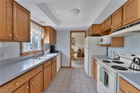 Kitchen - 159 Mayflower Dr, Boardman, OH 44512 photo 3 of 6