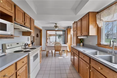 Kitchen - 159 Mayflower Dr, Boardman, OH 44512 photo 2 of 6