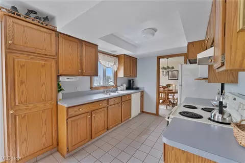 Kitchen - 159 Mayflower Dr, Boardman, OH 44512 photo 4 of 6