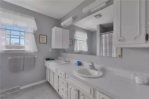 Bath - 159 Mayflower Dr, Boardman, OH 44512 photo 2 of 3