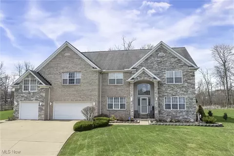 7220 Blackwell Dr, Oakwood Village, OH 44146