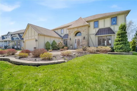 Exterior - 6722 Silvermound Dr, Mentor, OH 44060 photo 2 of 11