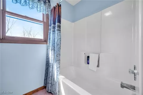 Bath - 6722 Silvermound Dr, Mentor, OH 44060 photo 6 of 7