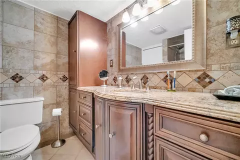 Bath - 6722 Silvermound Dr, Mentor, OH 44060 photo 3 of 7
