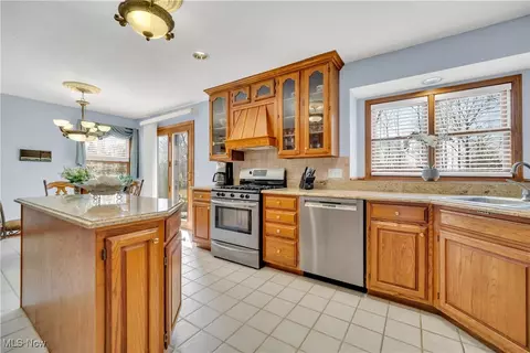 Kitchen - 6722 Silvermound Dr, Mentor, OH 44060 photo 3 of 4