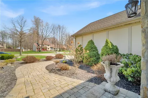 Exterior - 6722 Silvermound Dr, Mentor, OH 44060 photo 3 of 11