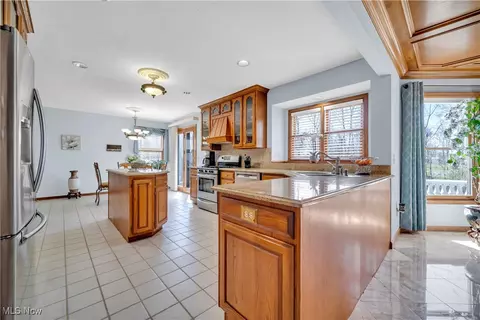 Kitchen - 6722 Silvermound Dr, Mentor, OH 44060 photo 1 of 4