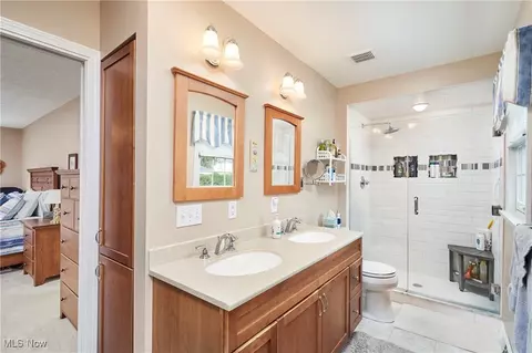 Bath - 493 Gresham Dr, Fairlawn, OH 44333 photo 2 of 3