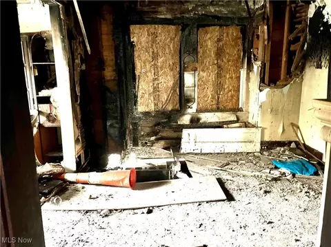 Entry Way - 6234 Mcnutt Ave, Ashtabula, OH 44004 photo 1 of 3