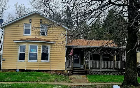 954 Center St, Grafton, OH 44044