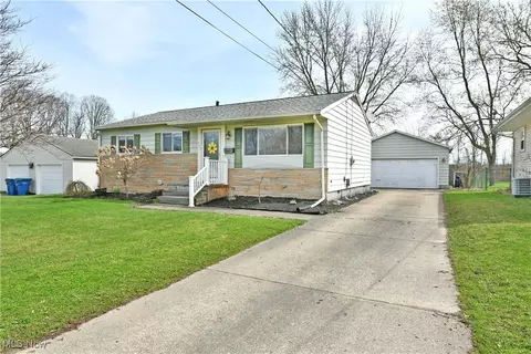 765 Dresden Dr, Hubbard, OH 44425