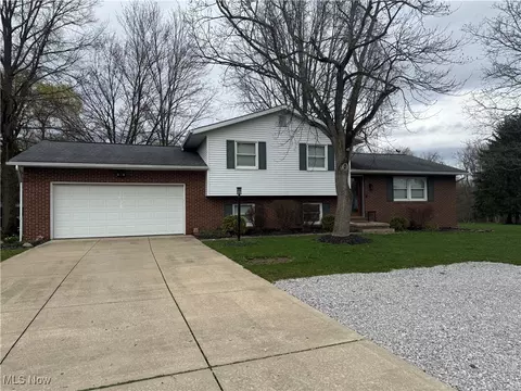 2045 Pondview Cir NW, Uniontown, OH 44685