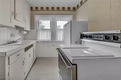 2929 E Derbyshire Rd, Cleveland Heights, OH 44118 photo 27