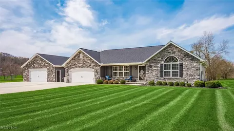 2710 Old Glory Dr, Zanesville, OH 43701