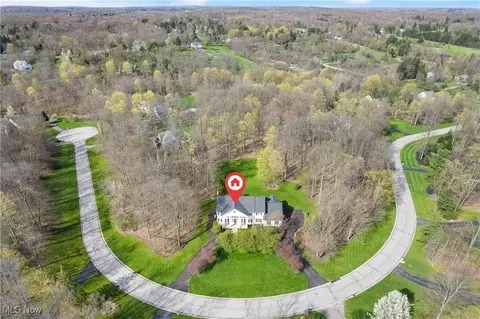 106 Champion Ln, Chagrin Falls, OH 44022