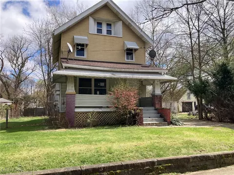 715 Carpenter St, Akron, OH 44310 photo 1