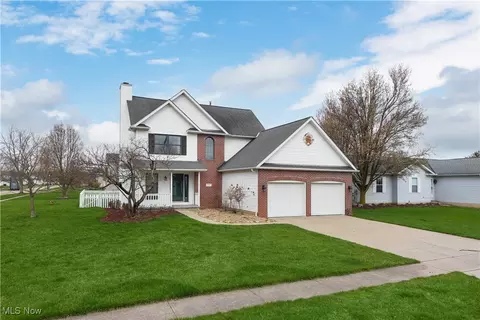 271 Finch Dr, Elyria, OH 44035