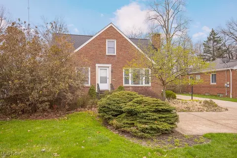 5111 W Ridgewood Dr, Parma, OH 44134