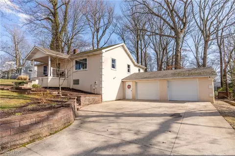 2200 Auberry Dr, Akron, OH 44312