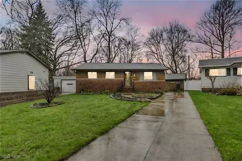 918 Colonel Dr, Cleveland, OH 44109