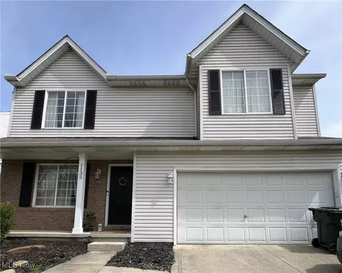 1135 Oxford Cir, Akron, OH 44312