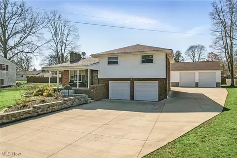 3340 Myrwood Ln, Youngstown, OH 44511
