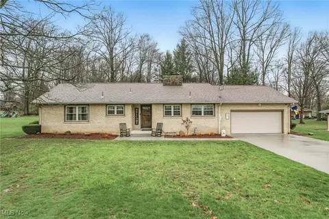 905 Crestwood Dr NE, Brookfield, OH 44403