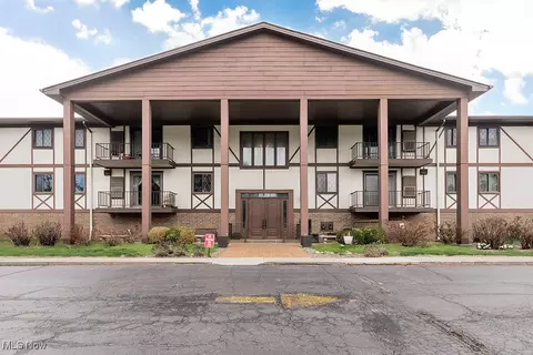 4849 Grace Rd #111, North Olmsted, OH 44070