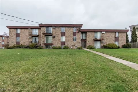 16100 Maple Park Dr #B6, Maple Heights, OH 44137