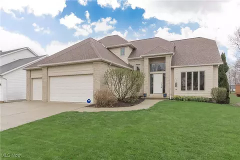 38185 Drury Ln, Willoughby, OH 44094