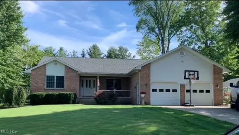 7356 Oakwood Dr, Brookfield, OH 44403